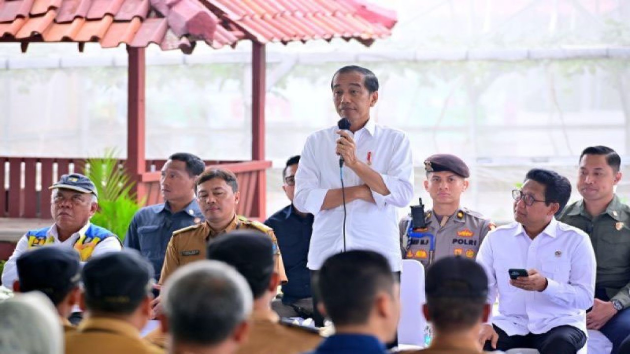 Presiden Joko Widodo saat bertemu kepala desa se-Kabupaten Serang di Banten, Senin (8/1/2024). (ANTARA/HO-BPMI Setpres)