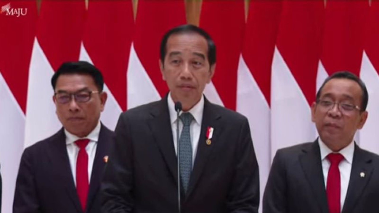 Tangkapan layar -- Presiden Joko Widodo (tengah) ketika menyampaikan keterangan pers di Lanud Halim Perdanakusuma, Jakarta, Selasa (9/1/2024). ANTARA/Yashinta Difa.