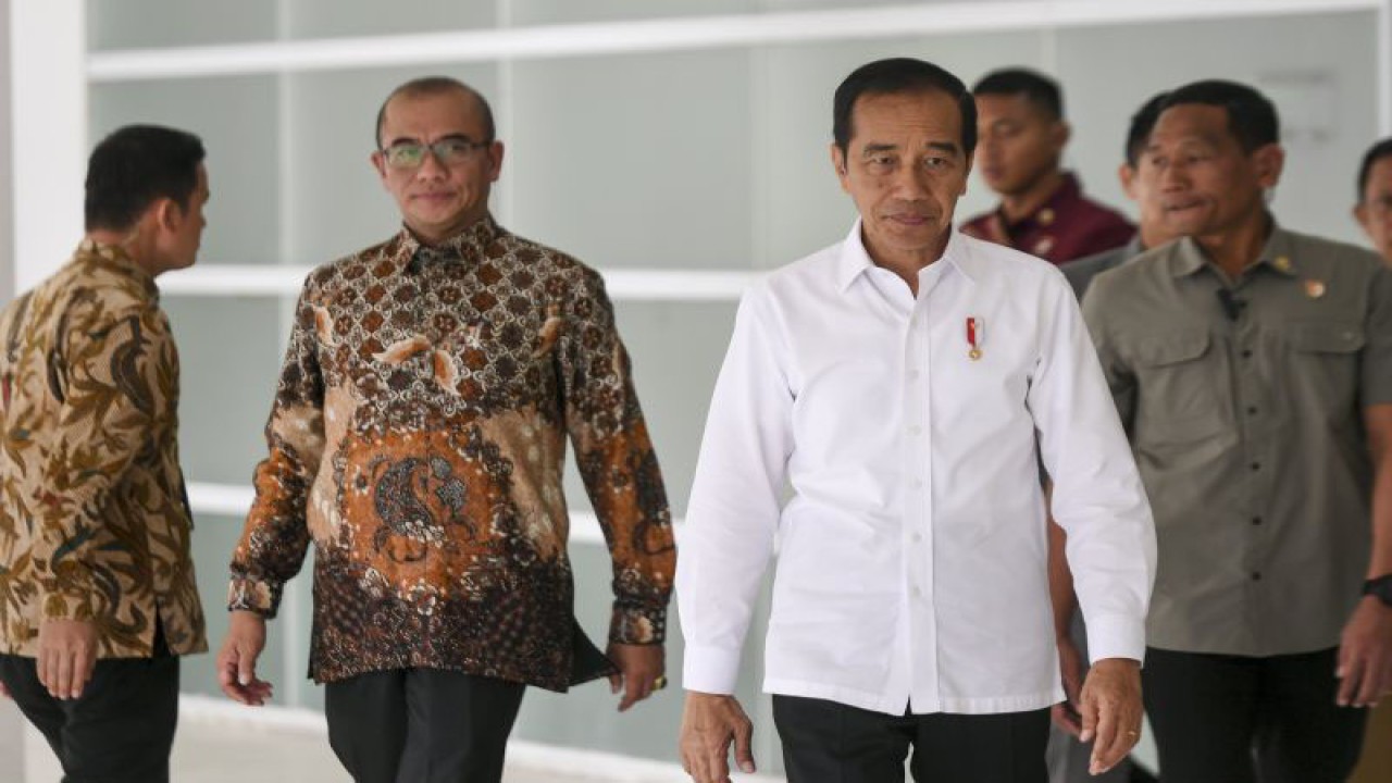 Presiden Joko Widodo (kanan) dan Ketua KPU RI Hasyim Asy'ari berjalan usai menghadiri Rapat Konsolidasi Nasional Kesiapan Pemilu 2024 di Istora Senayan, Jakarta, Sabtu (30/12/2023). (ANTARA FOTO/Hafidz Mubarak A/nz)