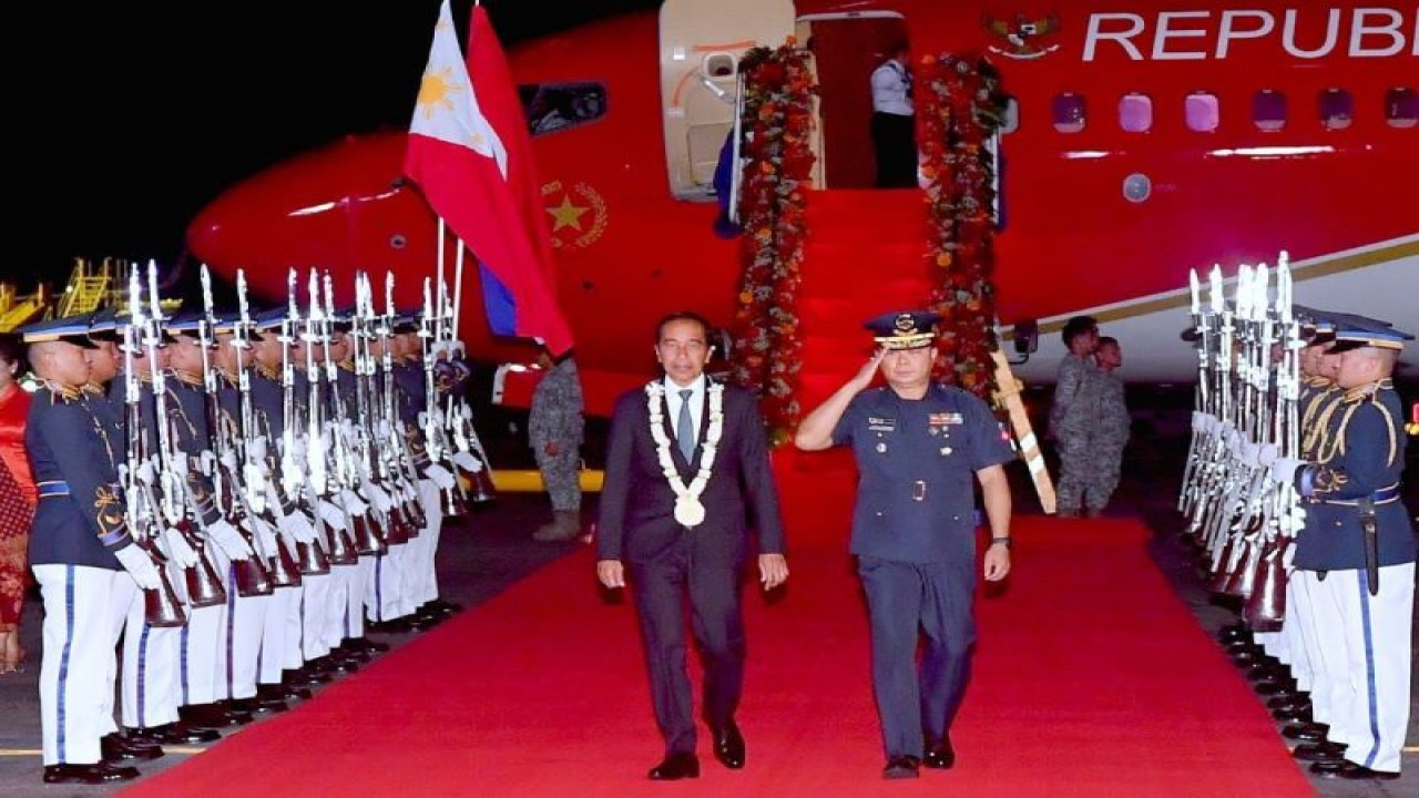 Presiden Joko Widodo tiba di Filipina dalam rangka kunjungan kenegaraan pada Selasa (9/1/2023). (ANTARA/HO-Biro Pers Sekretariat Presiden RI)