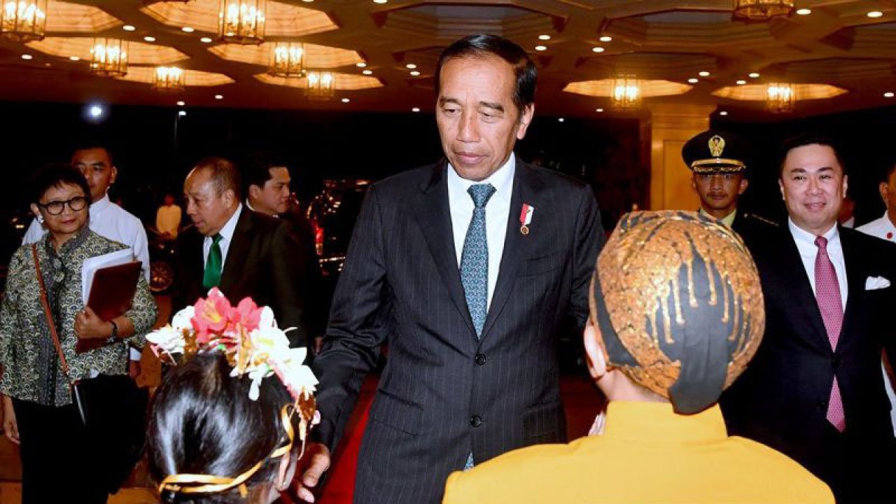 Presiden RI Joko Widodo disambut Anak Indonesia dengan berpakaian adat setibanya di Colonel Jesus Villamor Air Base Manila, Filipina pada Selasa (9/1/2024) sebelum menuju hotel tempat bermalam. ANTARA/HO-Biro Pers Sekretariat Presiiden-Rusman/pri.