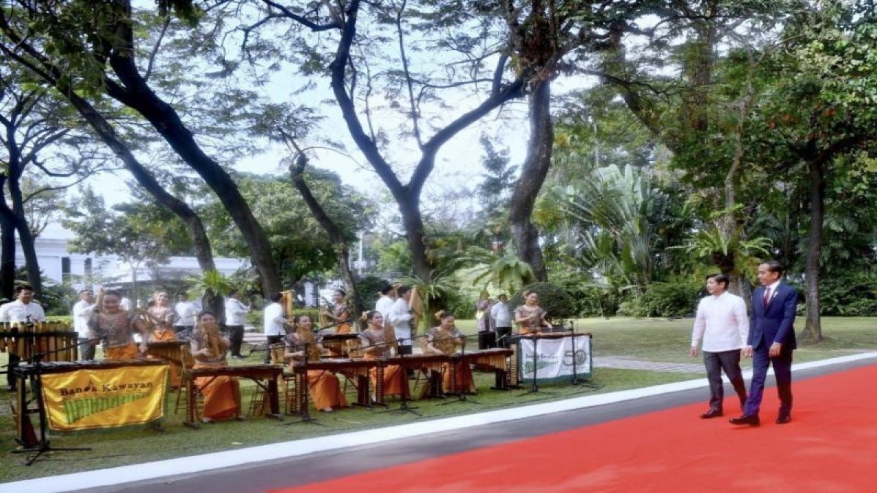 Presiden Joko Widodo berjalan bersama Presiden Ferdinand Marcos Jr di sekitar kawasan Istana Malacañang, Manila, Filipina, Rabu (10/1/2024). (ANTARA/HO-Sekretariat Presiden).