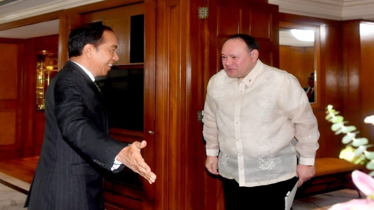 Presiden Joko Widodo (kiri) menerima kunjungan kehormatan Menteri Pertahanan Filipina Gilberto Eduardo Gerardo C. Teodoro (kanan) di Manila pada Kamis (11/1/2024). ANTARA/HO-Biro Pers Sekretariat Presiden RI