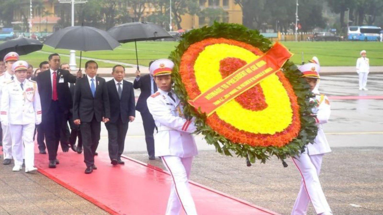 Presiden Joko Widodo saat mengunjungi Mausoleum Ho Chi Minh di Hanoi, Jumat (12/1/2024). ANTARA/HO-BPMI Setpres