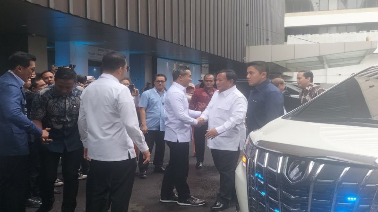 Calon Presiden RI Prabowo Subianto hadir di kegiatan dialog yang digelar Kadin di Djakarta Theater, Menteng, Jakarta Pusat, Jumat (12/1/2024) (ANTARA/Walda)