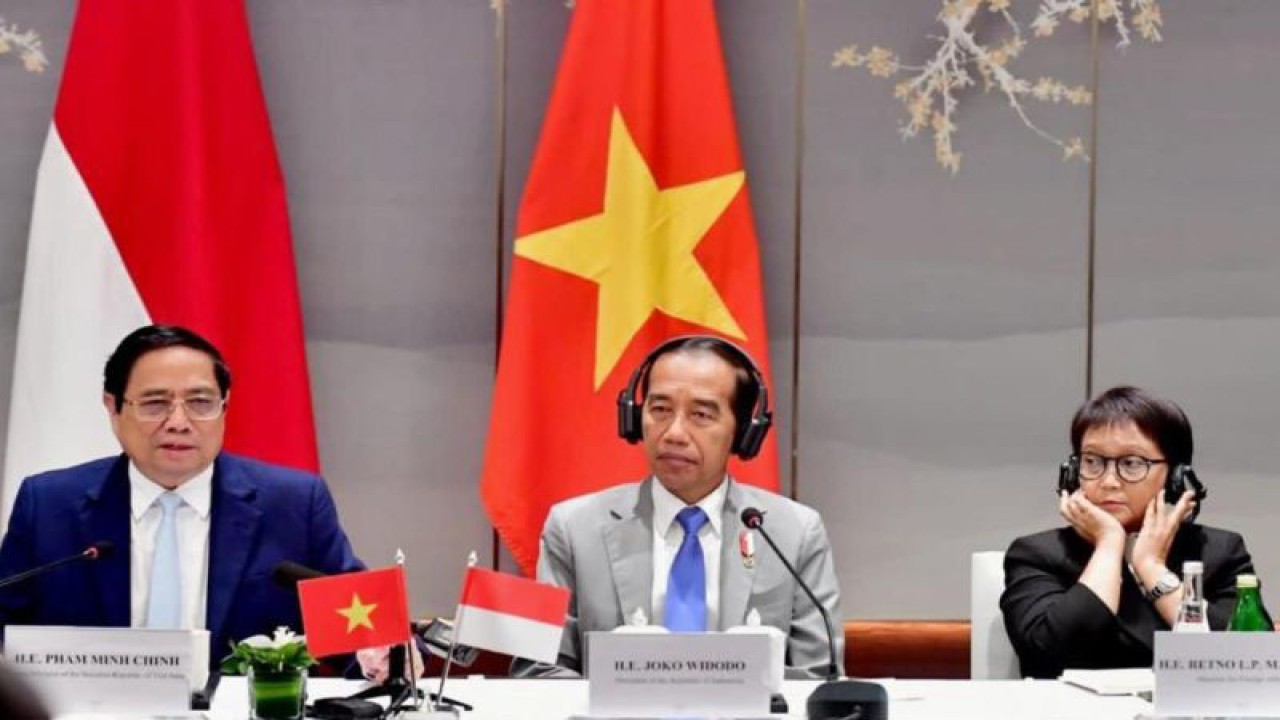 Presiden Joko Widodo saat menghadiri dialog bisnis bersama pengusaha/investor Vietnam di Hotel Melia Hanoi, Vietnam, Sabtu (13/1/2024). ANTARA/HO-BPMI Setpres