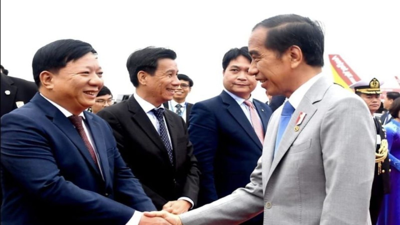 Presiden Joko Widodo (Jokowi) bersalaman dengan Wakil Ketua Komite Rakyat Hai Phong Nguyen Duc Tho di Bandara Internasional Cat Bai di Hai Phong, Vietnam, sebelum bertolak menuju Brunei Darussalam, Sabtu (14/1/2024) (ANTARA/HO-Sekretariat Presiden).