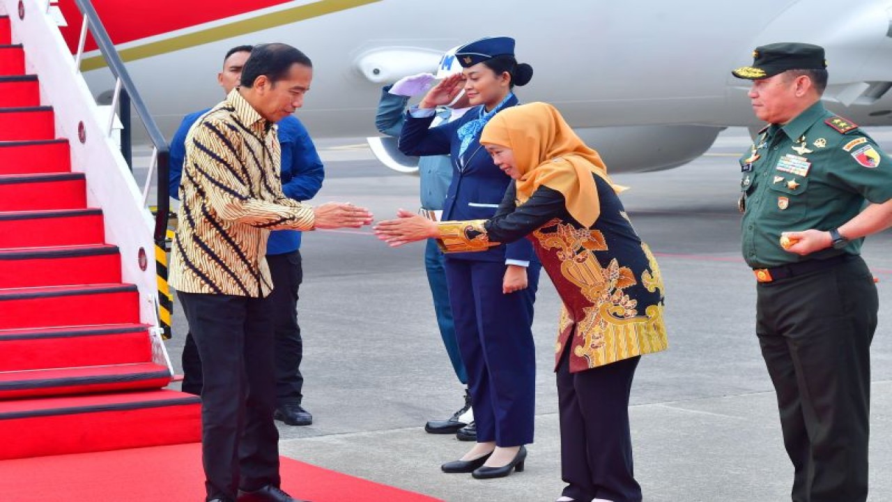 Presiden Joko Widodo disambut oleh Gubernur Jawa Timur Khofifah Indar Parawansa sesaat setelah tiba di Bandara Internasional Juanda, Kabupaten Sidoarjo, pada Senin (15/1/2024). ANTARA/HO-Biro Pers Sekretariat Presiden RI.