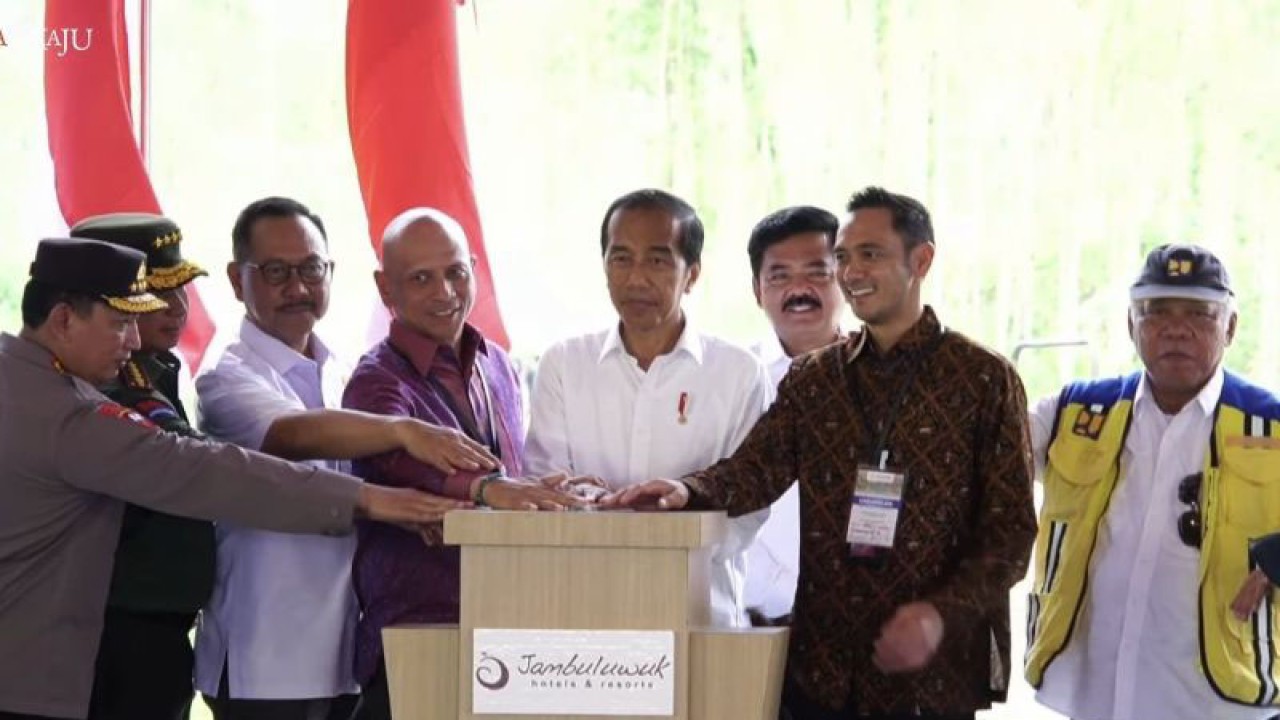 Tangkapan layar - Presiden Joko Widodo beserta Menteri Pekerjaan Umum dan Perumahan Rakyat (PUPR) Basuki Hadimuljono, Menteri Menteri Agraria dan Tata Ruang/Kepala Badan Pertanahan Nasional (ATR/BPN) Hadi Tjahjanto, Menteri BUMN Erick Thohir, Kepala Otorita IKN Bambang Susantono, Penglima TNI Jenderal Agus Subiyanto, Kapolri Jenderal Listyo Sigit Prabowo, dan jajaran pengelola Jambuluwuk Hotel melakukan Groundbreaking Hotel Jambuluwuk Nusantara di Ibu Kota Nusantara (IKN) Kabupaten Penajam Paser Utara, Kalimantan Timur, Rabu (17/1/2024). ANTARA/Andi Firdaus