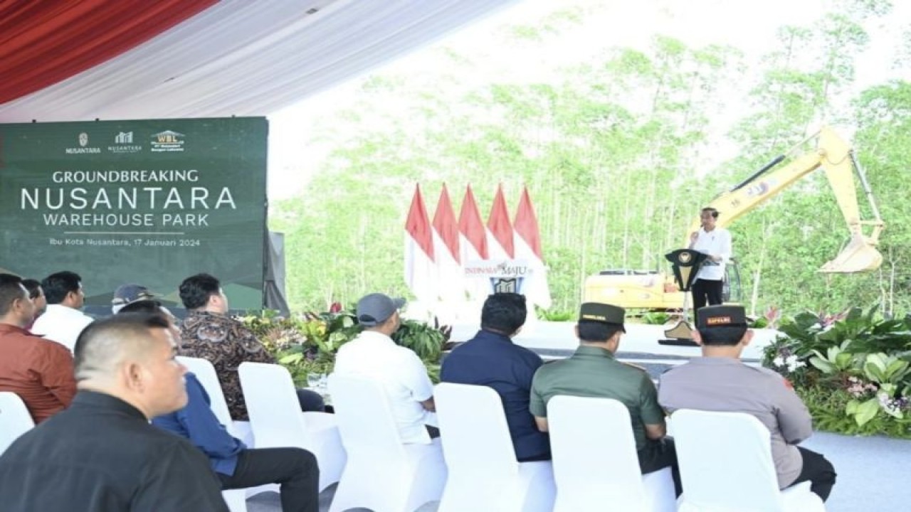 Presiden Joko Widodo saat berpidato dalam agenda peletakan batu pertama pembangunan Nusantara Warehouse Park di Ibu Kota Nusantara (IKN), Kabupaten Penajam Paser Utara, Kalimantan Timur, Rabu (17/1/2024). ANTARA/HO-Sekretariat Presiden.