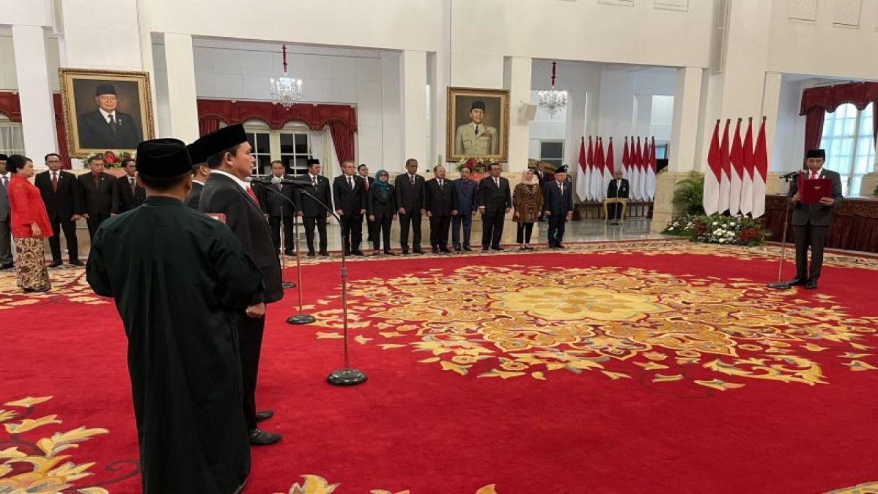 Presiden Joko Widodo melantik sembilan anggota Komisi Pengawas Persaingan Usaha di Istana Negara, Jakarta, Kamis (18/1/2024). (ANTARA/Yashinta Difa)