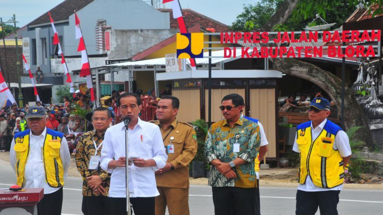 Presiden Joko Widodo (ketiga kiri) memberikan sambutan didampingi Menteri PUPR Basuki Hadimuljono (kiri), PJ Gubernur Jateng Nana Sudjana (kedua kanan), Bupati Blora Arief Rohman (ketiga kanan), Dirjen Bina Marga Hedi Rahadian (kanan) dan anggota DPR Sudewo (kedua kiri) saat meresmikan jalan inpres di Ngawen, Blora, Jawa Tengah, Selasa (23/1/2024). FOTO/Yusuf Nugroho/aww. (ANTARA FOTO/YUSUF NUGROHO)