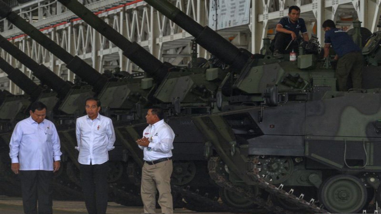 Presiden Joko Widodo (tengah) bersama Menteri Pertahanan Prabowo Subianto (kiri) dan Direktur Utama PT Pindad Abraham Mose (kanan) meninjau alutsista saat melakukan kunjungan ke PT Pindad di Bandung, Jawa Barat, Selasa (19/9/2023). (ANTARA FOTO/Raisan Al Farisi/foc)