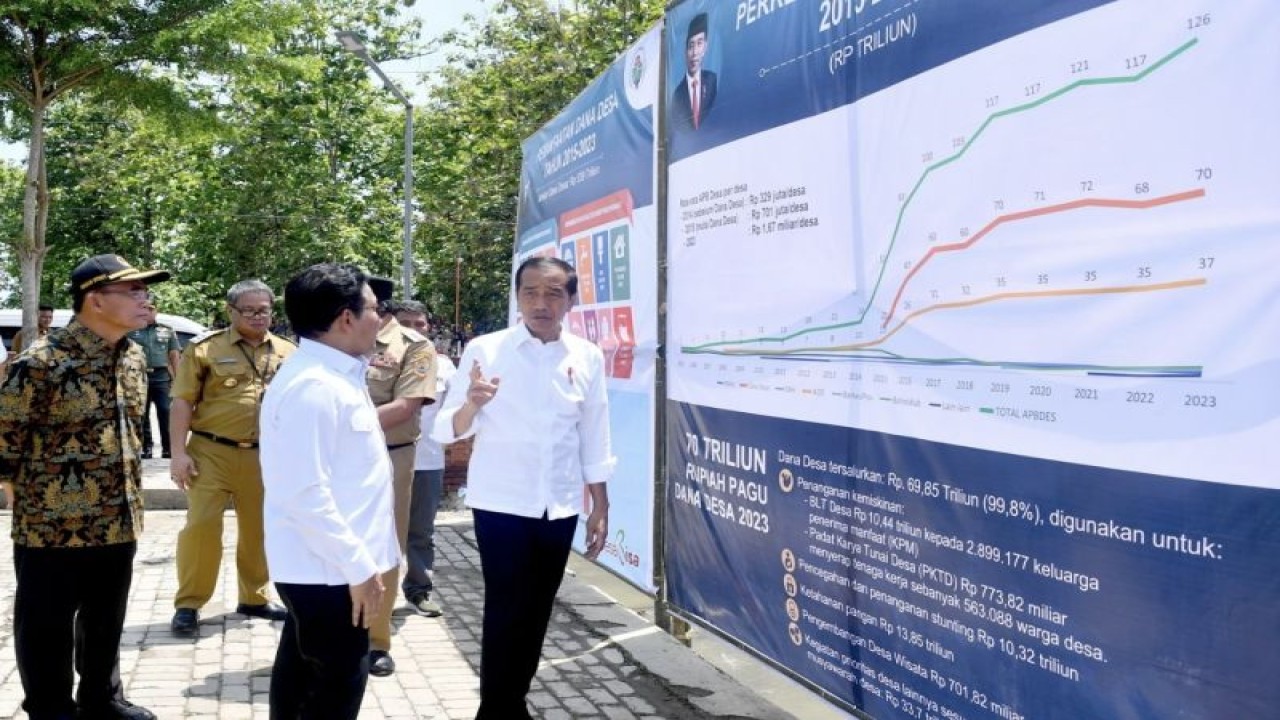 Presiden Joko Widodo saat meninjau penyerapan dana desa di Desa Pagak, Kabupaten Banjarnegara, Provinsi Jawa Tengah, Rabu (3/1/2024). (ANTARA/HO-Sekretariat Presiden).