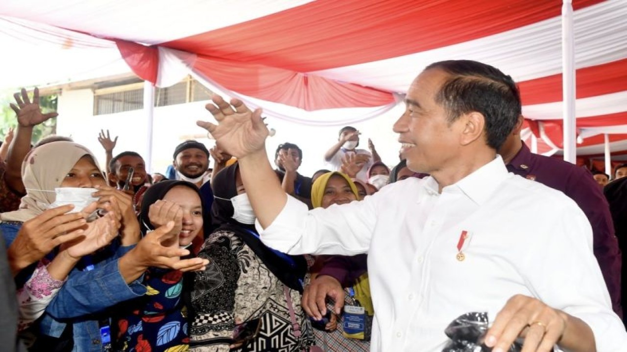 Presiden Joko Widodo (Jokowi) saat membagikan Bantuan Langsung Tunai (BLT) El Nino kepada masyarakat terdampak kekeringan di Kabupaten Banyumas, Provinsi Jawa Tengah, pada Rabu (3/1/2024). (ANTARA/HO-Sekretariat Presiden)