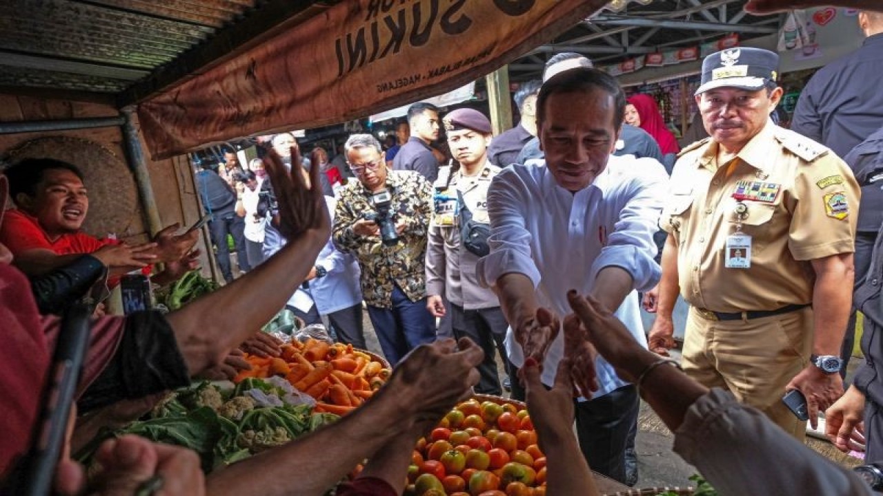Presiden Joko Widodo (kedua kanan) menyapa warga saat mengunjungi Pasar Mungkid, Magelang Jawa Tengah, Senin (29/1/2024). Dalam kunjungannya, Presiden Jokowi berdialog dengan sejumlah pedagang sekaligus memantau harga sembako. ANTARA FOTO /Anis Efizudin/foc.