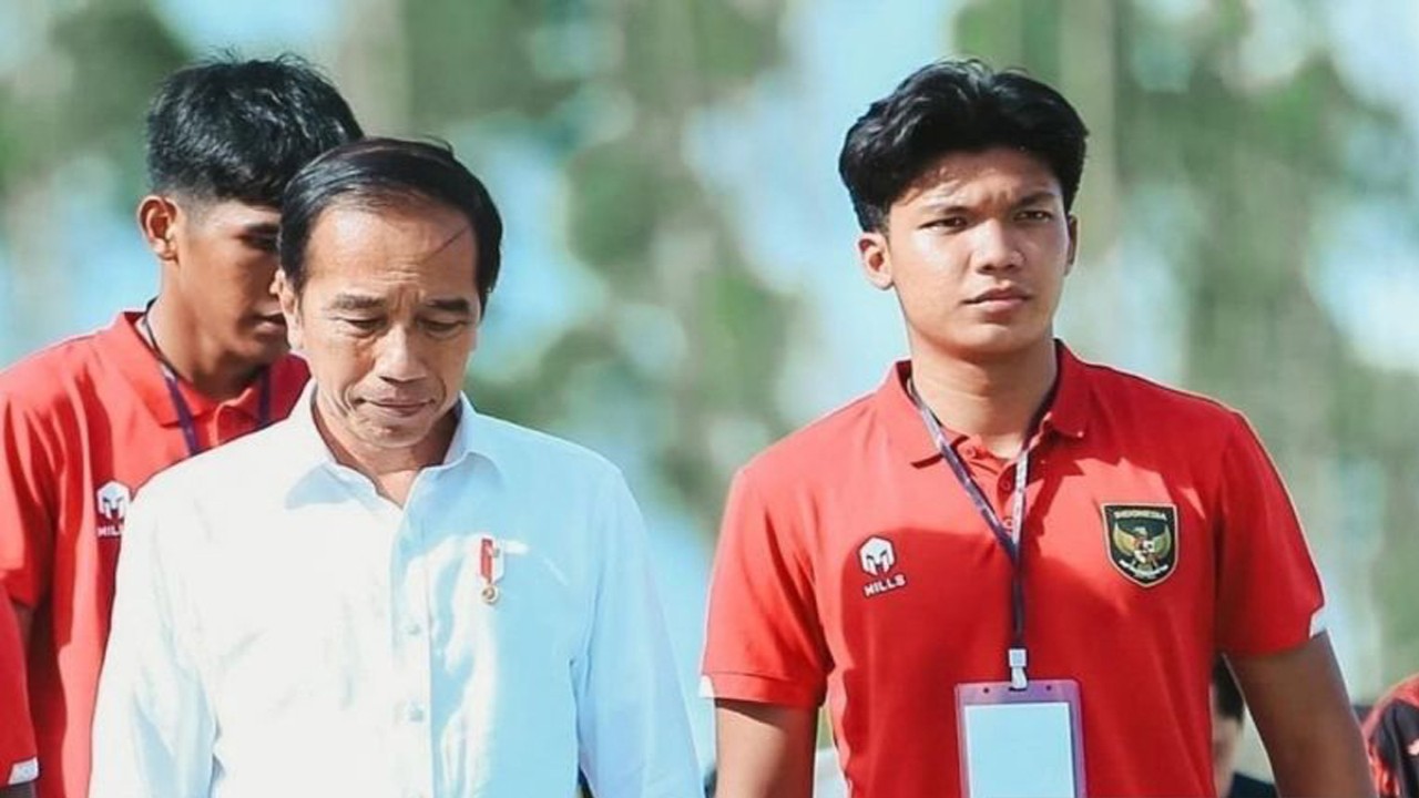 Tangkapan layar - Pemain muda Bali United Kadek Arel (kanan) bersama Presiden Joko Widodo saat meninjau tempat pemusatan latihan PSSI di IKN, Kamis (18/1/2024) ANTARA/@Instagram/@arelpriyatnaa_/DewaKSWIguna