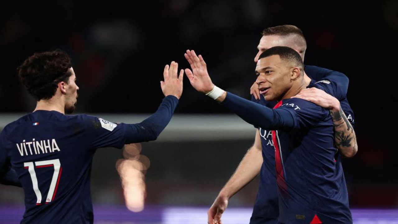 Para pemain Paris Saint-Germain berselebrasi setelah tercipta gol ke gawang FC Metz saat pertandingan Liga Prancis kedua tim di Parc des Princes stadium, Paris, pada 20 Desember 2023. (Photo by FRANCK FIFE / AFP) (AFP/FRANCK FIFE)