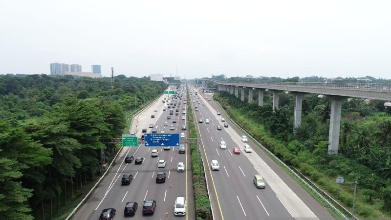 Atas diskresi kepolisian, PT Jasa Marga Tbk mulai memberlakukan kembali rekayasa lalu lintas contraflow mulai KM 21 sampai dengan KM 11 ruas Tol Jagorawi arah Jakarta pada Senin (1/1/2024) sejak pukul 11.50 WIB. ANTARA/HO-Jasa Marga