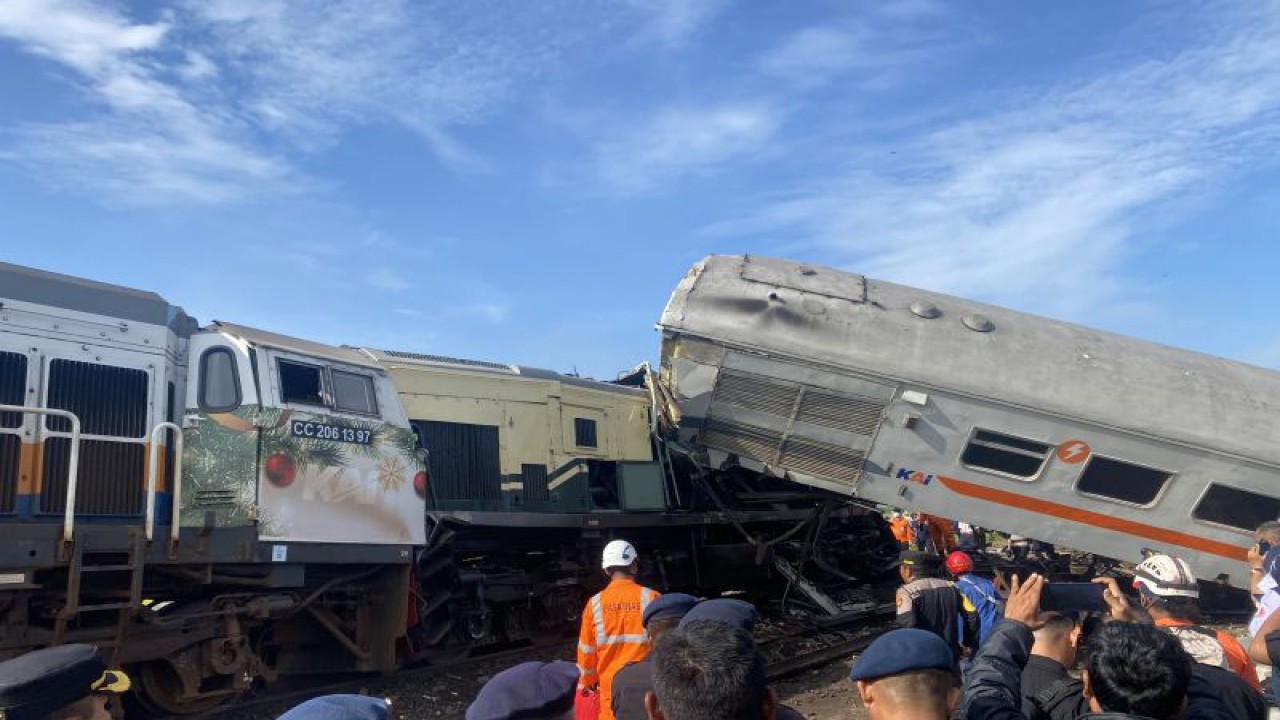 Kecelakaan terjadi antara Kereta Api (KA) Turangga dengan KA Lokal Bandung di Cicalengka Kabupaten Bandung, Jumat (5/1/2024) ANTARA/Rubby Jovan