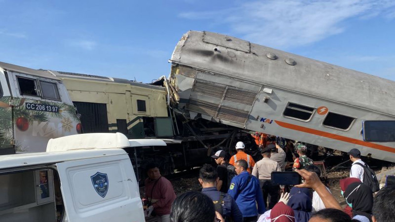 Kecelakaan terjadi antara Kereta Api (KA) Turangga dengan KA Lokal Bandung di jalur petak Stasiun Cicalengka Kecamatan Cicalengka, Kabupaten Bandung, Jawa Barat, Jumat (5/1/2024). (ANTARA/Rubby Jovan)