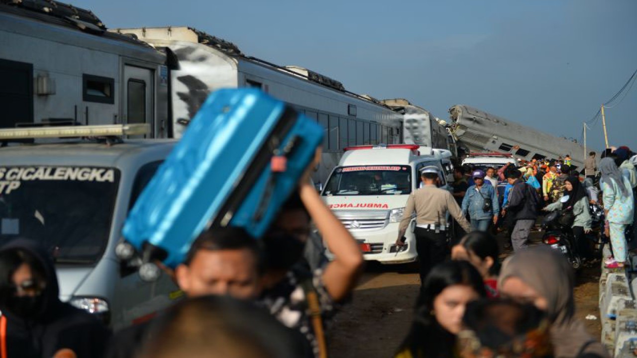 Sejumlah penumpang mengevakuasi barangnya saat terjadinya tabrakan kereta api lokal Bandung Raya yang bertabrakan dengan kereta api Turangga di Cicalengka, Kabupaten Bandung, Jawa Barat, Jumat (5/1/2024). ANTARA FOTO/Raisan Al Farisi/YU