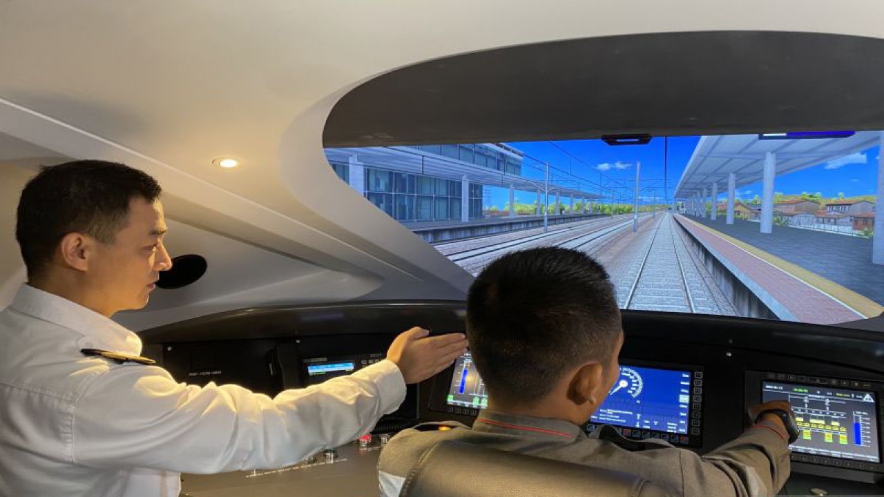 PT Kereta Cepat Indonesia China (KCIC) memberikan pelatihan kelas simulator Kereta Cepat Whoosh bagi masinis Indonesia dengan didampingi oleh tenaga profesional di Depo Kereta Cepat Tegalluar, Kabupaten Bandung, Jawa Barat, Rabu (17/1/2024). (ANTARA/Rubby Jovan)