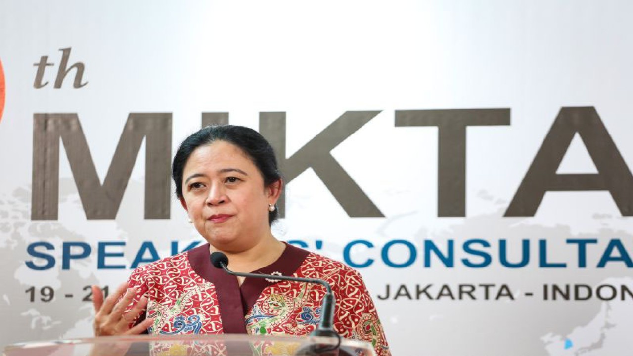 Ketua DPR Puan Maharani menjawab pertanyaan wartawan saat konferensi pers di Hotel Kempinski, Jakarta, Senin (20/11/2023). Konferensi pers tersebut terkait pertemuan pimpinan delegasi MIKTA dengan Presiden Joko Widodo jelang pertemuan The 9th MIKTA Speakers Consultation. (ANTARA FOTO/Asprilla Dwi Adha/rwa)