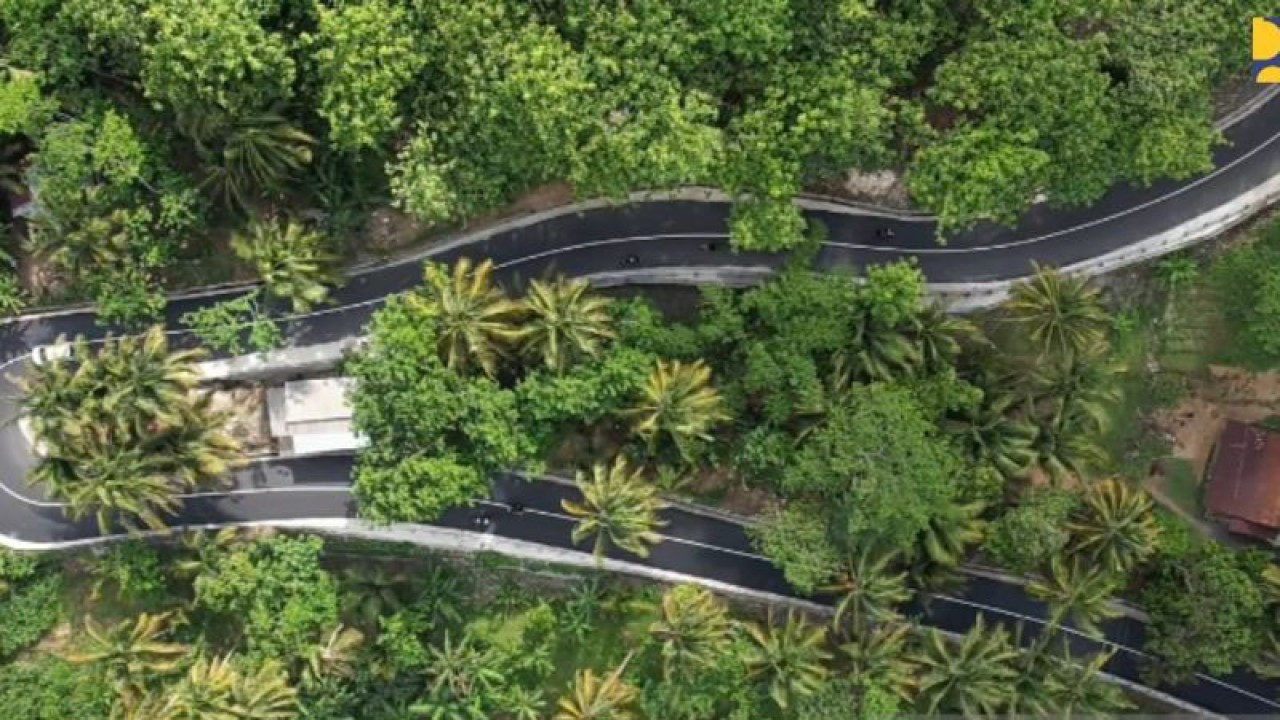 Ilustrasi - Kementerian PUPR melakukan perbaikan jalan daerah sesuai dengan Instruksi Presiden (Inpres) Nomor 3 tahun 2023 tentang Percepatan Peningkatan Konektivitas Jalan Daerah. (ANTARA/HO-Kementerian PUPR)