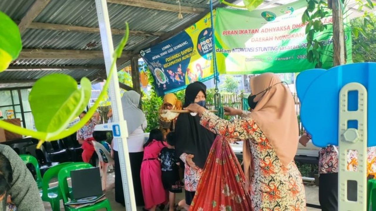Ilustrasi - Petugas Puskesmas Nunukan melakukan penimbangan berat anak dan memberikan demo masakan makanan tinggi protein di Posyandu Bambu, Kelurahan Nunukan Tengah, Nunukan. (ANTARA/HO-Dokpim Nunukan)