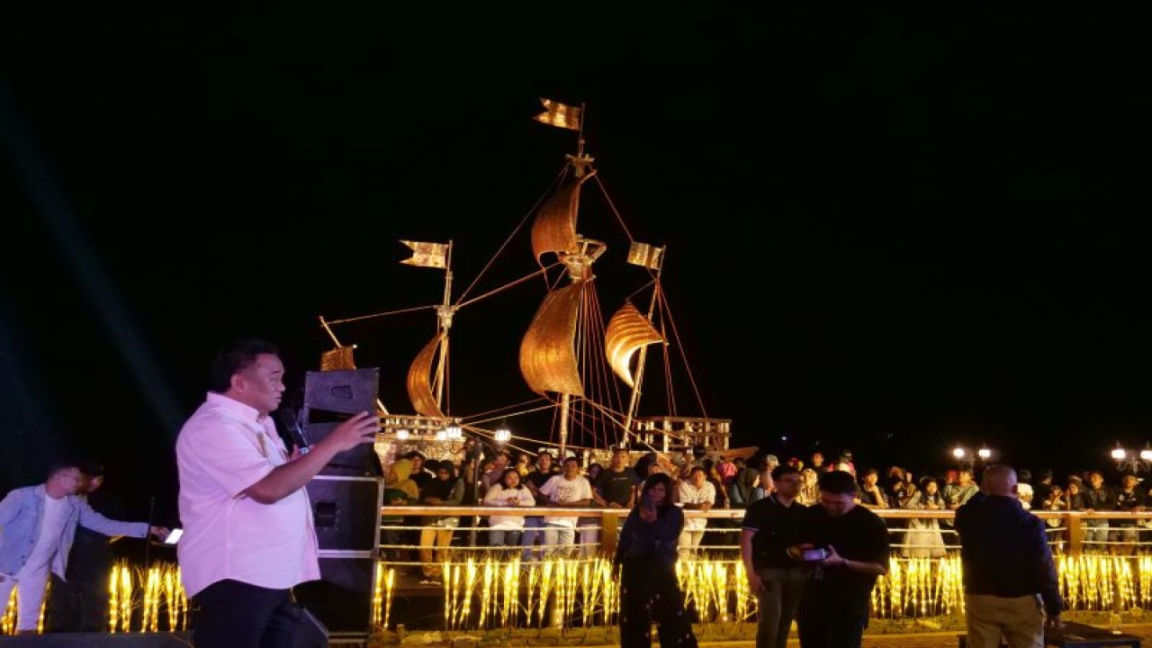 Wakil Ketua DPR RI Bidang Koordinator Industri dan Pembangunan (Korinbang) Rachmat Gobel (baju putih) pada saat memperkenalkan kapal tembaga sebagai tambahan objek wisata di Danau Perintis, Bone Bolango, Gorontalo, Selasa malam (23/1/2023) (ANTARA/HO/DPR Koribang)