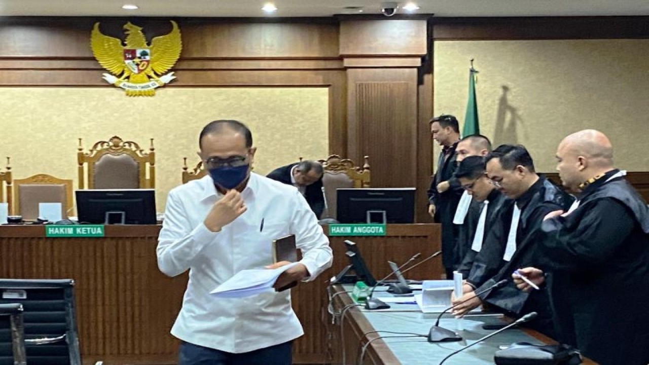 Mantan pejabat Direktorat Jenderal Pajak Kementerian Keuangan Rafael Alun Trisambodo berjalan ke luar ruang sidang usai pembacaan duplik di Pengadilan Tindak Pidana Korupsi Jakarta Pusat, Selasa (2/1/2024). ANTARA/Fath Putra Mulya