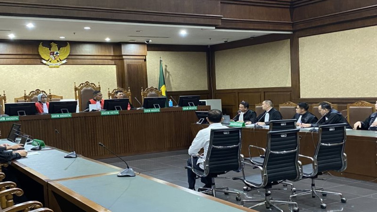 Sidang pembacaan duplik dengan terdakwa mantan pejabat Direktorat Jenderal Pajak Kementerian Keuangan Rafael Alun Trisambodo di Pengadilan Tindak Pidana Korupsi Jakarta Pusat, Selasa (2/1/2024). ANTARA/Fath Putra Mulya