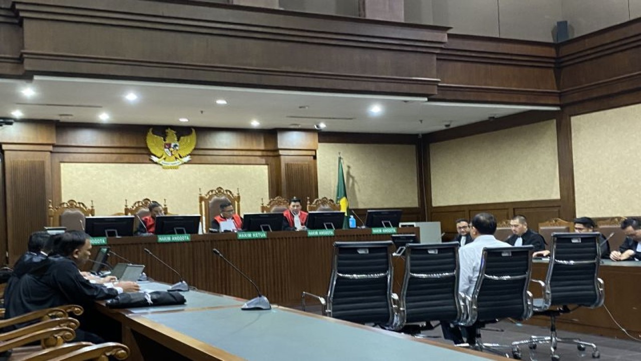 Mantan pejabat Direktorat Jenderal Pajak Kementerian Keuangan Rafael Alun Trisambodo (RAT) mendengarkan vonis majelis hakim di Pengadilan Tindak Pidana Korupsi pada Pengadilan Negeri Jakarta Pusat, Jakarta, Senin (8/1/2024). (ANTARA/Fath Putra Mulya)