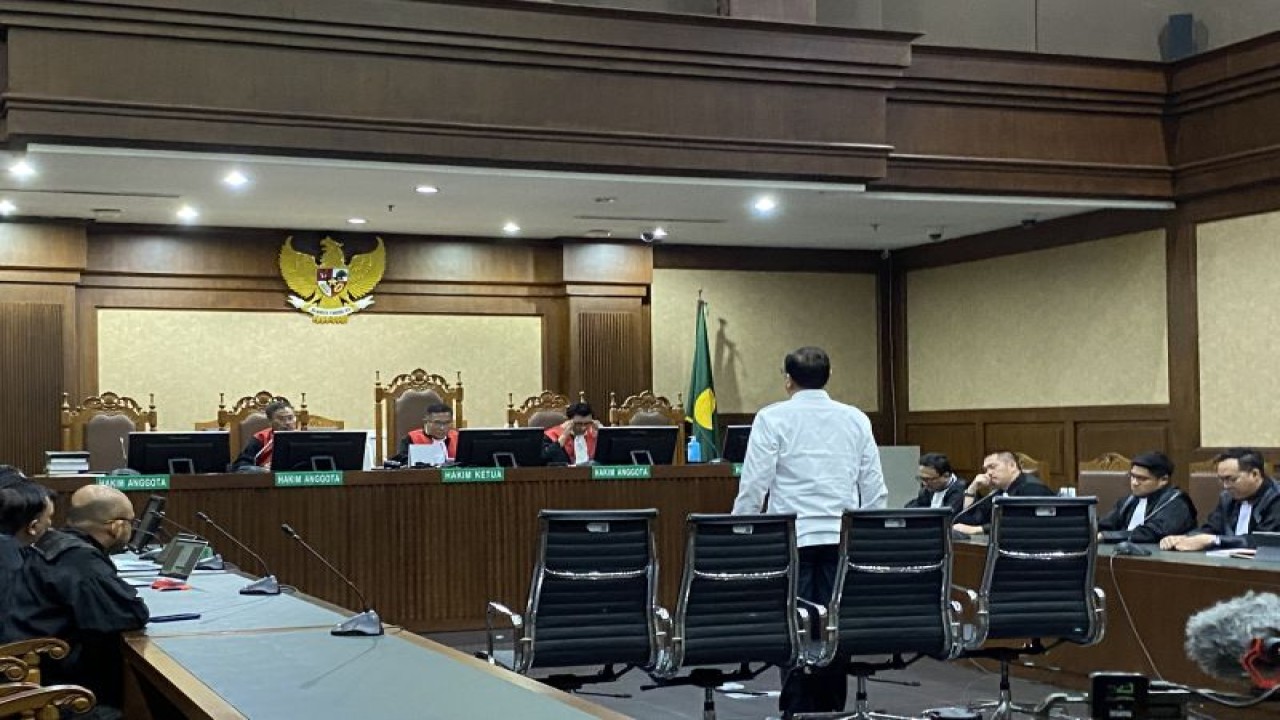 Terdakwa mantan pejabat Direktorat Jenderal Pajak Kementerian Keuangan Rafael Alun Trisambodo berdiri mendengarkan putusan majelis hakim terkait perkara gratifikasi dan tindak pidana pencucian uang (TPPU) di Pengadilan Tindak Pidana Korupsi pada Pengadilan Negeri Jakarta Pusat, Jakarta, Senin (8/1/2023). (ANTARA/Fath Putra Mulya)