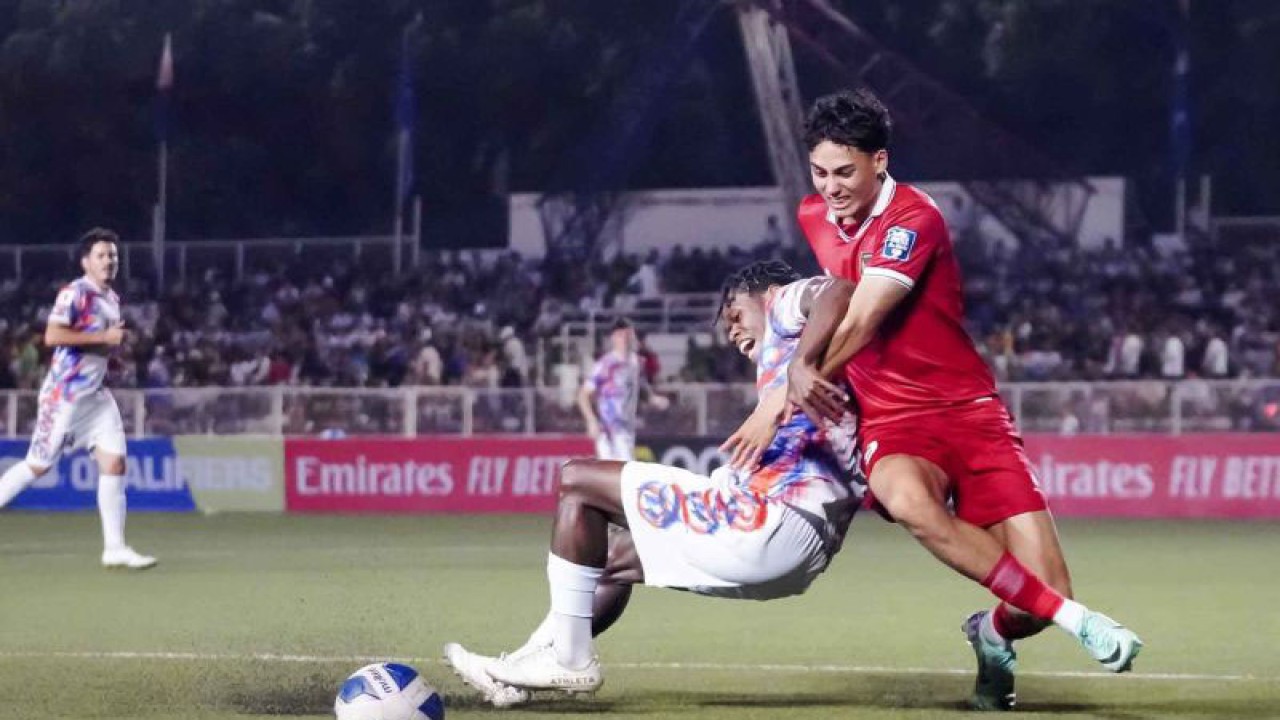 Pesepak bola Timnas Indonesia Rafael William Struick (kanan) melewati hadangan pesepak bola Filipina dalam pertandingan kualifikasi Piala Dunia 2026 Zona Asia putaran kedua di Stadion Rizal Memorial, Manila, Filipina, Selasa (21/11/2023). Indonesia dan Filipina bermain imbang dengan skor akhir 1-1. ANTARA FOTO/HO-PSSI/YU