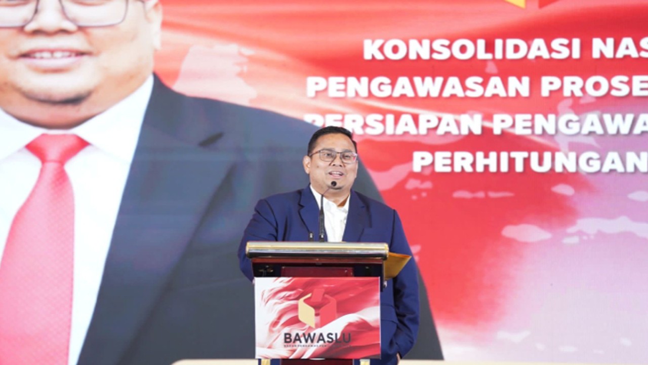 Ketua Bawaslu Rahmat Bagja memberikan arahan dalam Konsolnas Evaluasi Manajemen Pengawasan Proses Tahapan Logistik Pemilu dan Persiapan Pengawasan Tahapan Pemungutan dan Perhitungan Suara pada Pemilu 2024 di Solo, Kamis (25/1/2024)/foto: Publikasi dan Pemberitaan Bawaslu. (foto: Jaka Fajar Nugraha)