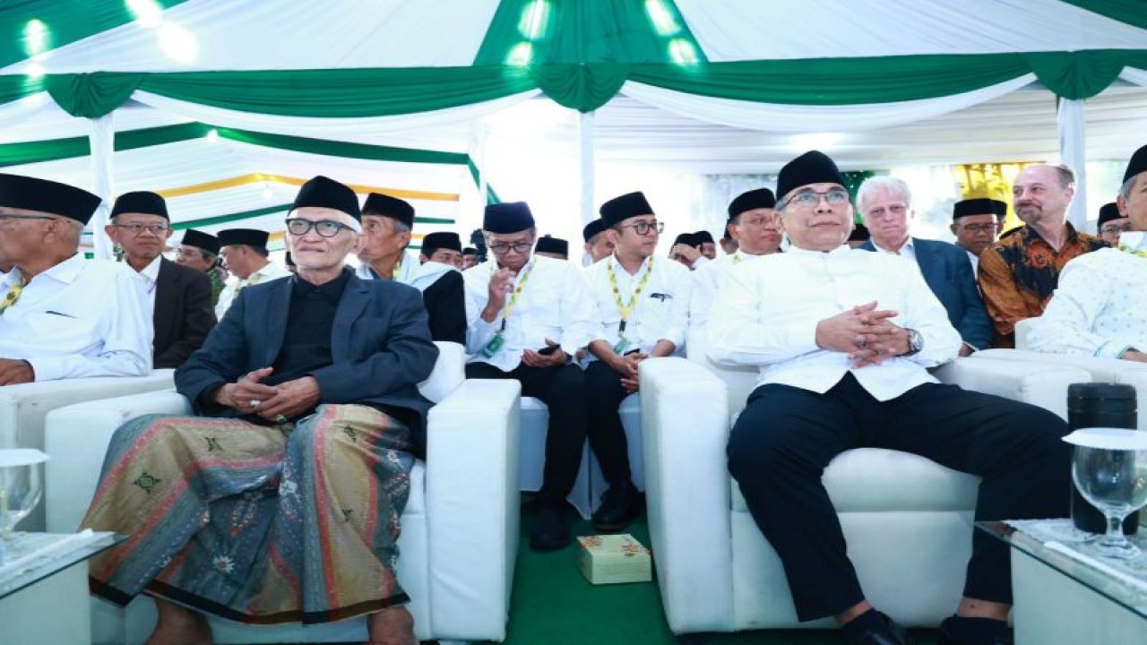 Rais Aam Pengurus Besar Nahdlatul Ulama (PBNU) KH Miftachul Akhyar (kiri) duduk bersebelahan dengan Ketua Umum PBNU KH Yahya Cholil Staquf dalam pembukaan acara Konbes NU 2024 di Pesantren Al Munawwir, Krapyak, Yogykarta, Senin (29/1/2024). ANTARA/HO-PBNU.