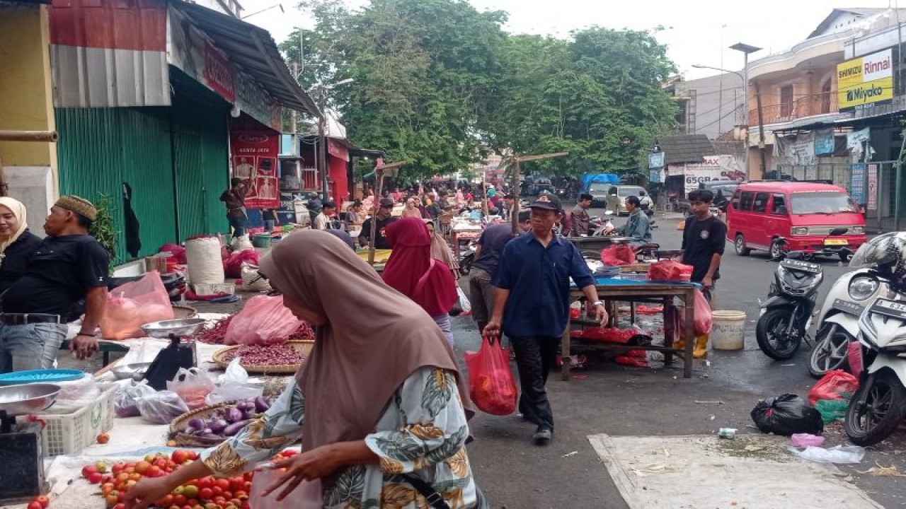 Pedagang bahan pokok di sekitar Pasar Rangkasbitung Kabupaten Lebak sepi pembeli karena harga bahan pokok relatif tinggi dan belum terjadi penurunan signifikan.ANTARA/Mansur