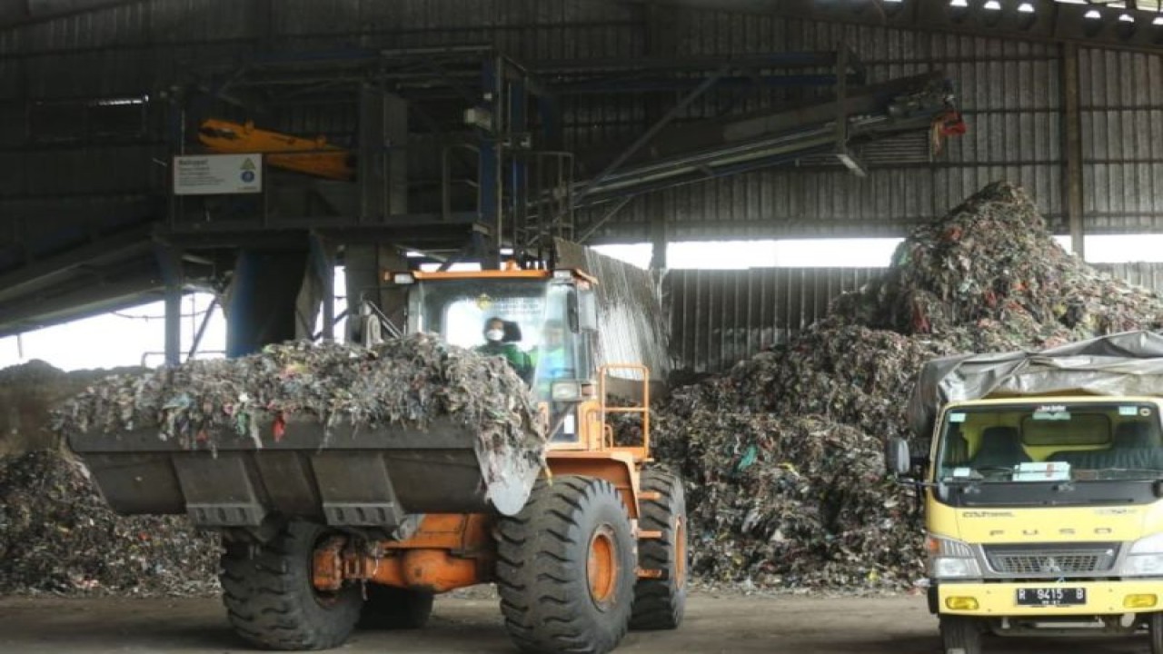 Tempat Pengolahan Sampah dengan teknologi Refuse Derived Fuel (RDF) di Tempat Pengolahan Sampah Terpadu (TPST) Jeruk Legi, Kabupaten Cilacap, Jawa Tengah. ANTARA/HO-Kementerian PUPR