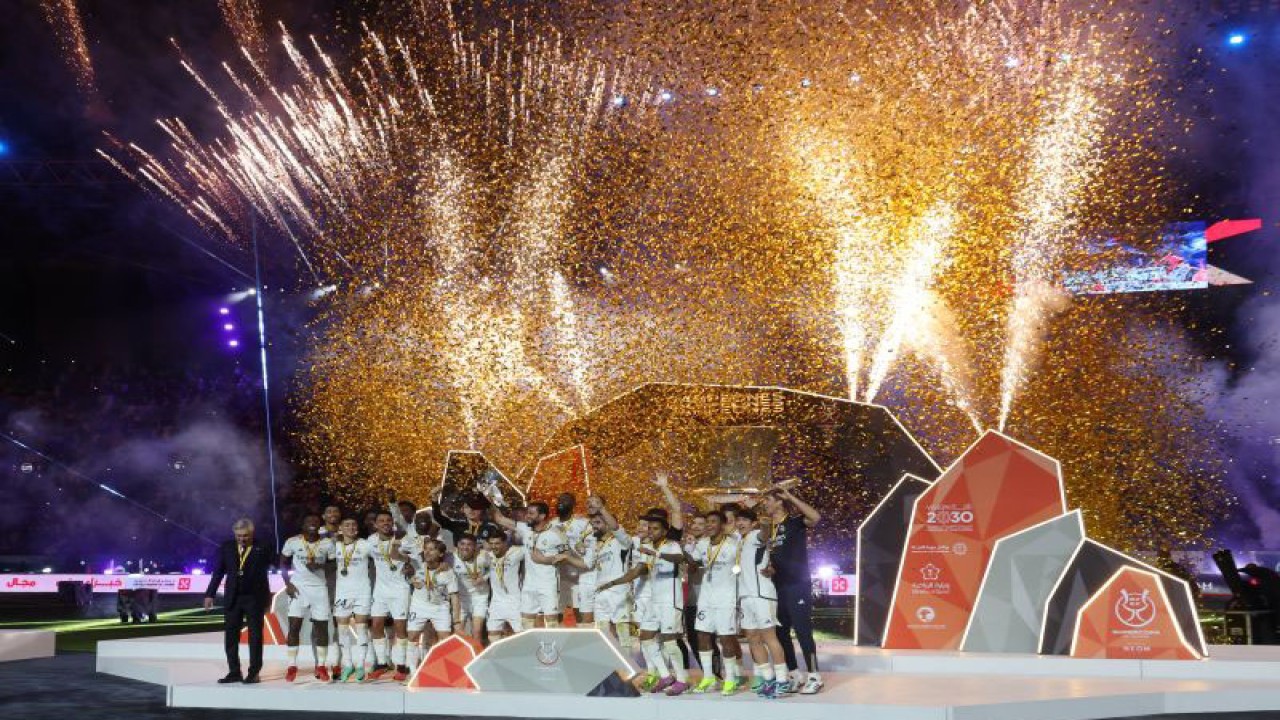 Para pemain dan pelatih Real Madrid merayakan keberhasilan menjuarai Piala Super Spanyol di Stadion Al-Awwal, Riyadh, Minggu (14/1/2024). (ANTARA/AFP/GIUSEPPE CACACE)
