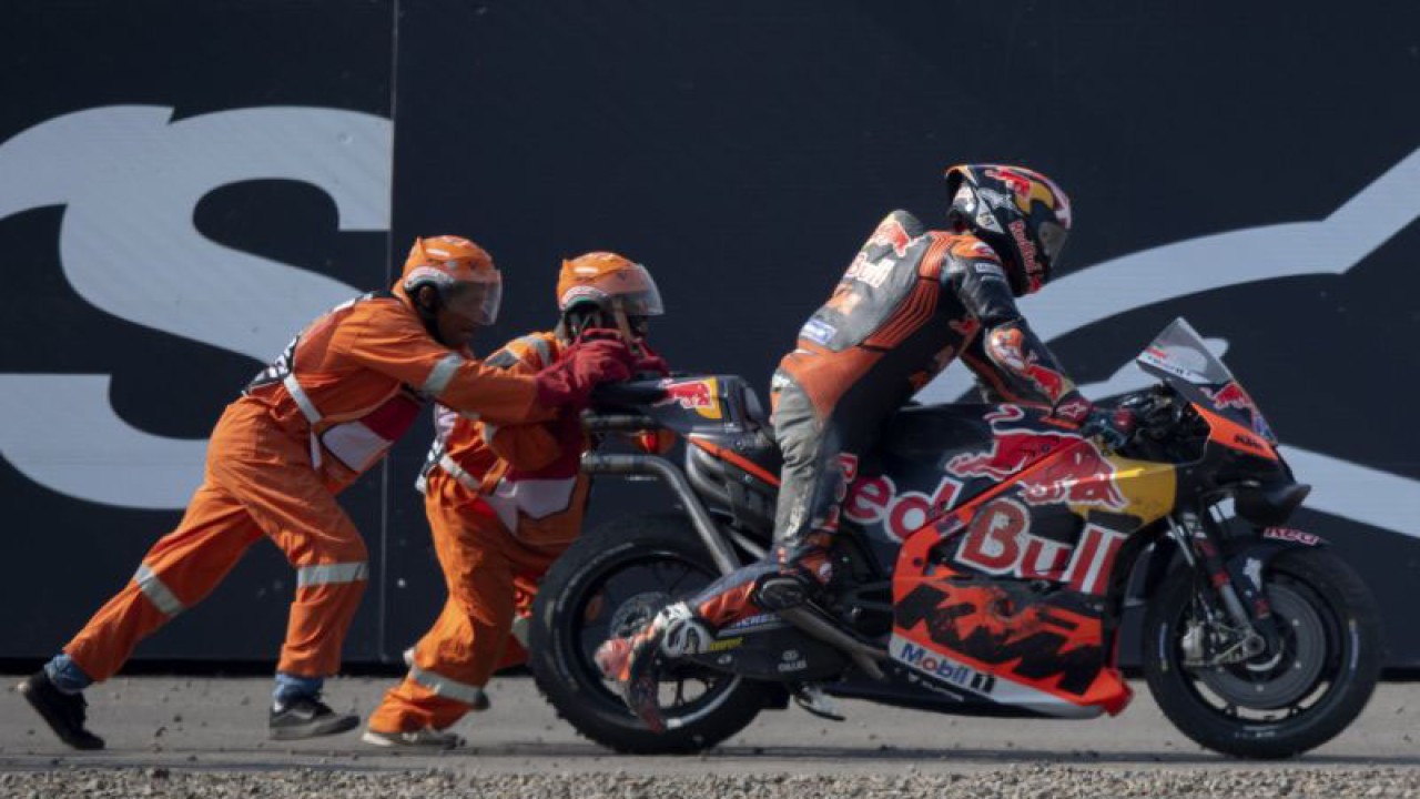 Pembalap Red Bull KTM Factory Racing Jack Miller menaiki motor dengan didorong marshal usai terjatuh pada sesi latihan bebas 2 MotoGP seri ke-15 di Pertamina Mandalika International Street Circuit, Lombok Tengah, NTB, Jumat (13/10/2023). Ajang balap MotoGP seri Indonesia berlangsung 13-15 Oktober 2023. ANTARA FOTO/Wahyu Putro A/aww. (ANTARA FOTO/WAHYU PUTRO A)