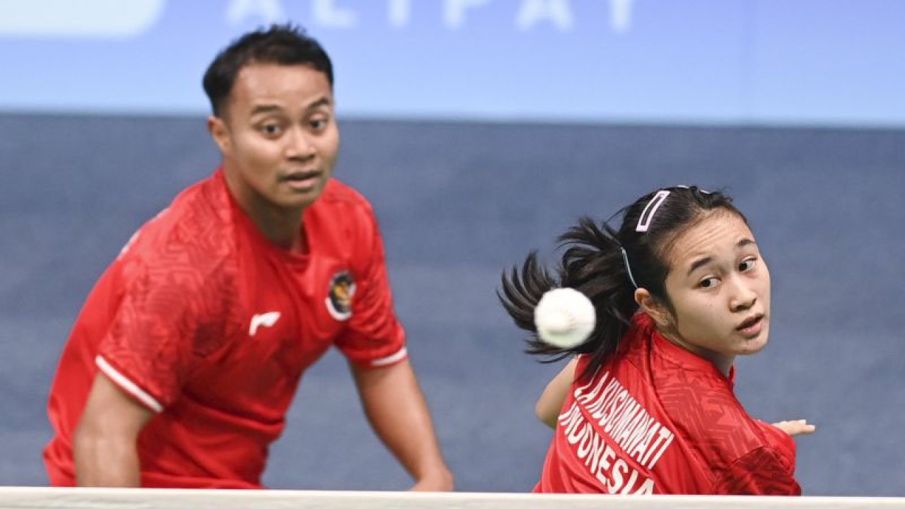 Foto arsip - Pebulu tangkis Indonesia Lisa Ayu Kusumawati (kanan) dan Rehan Naufal Kusharjanto mengembalikan kok ke arah pebulu tangkis Taiwan Ye Hong-wei dan Lee Chia-Hsin pada babak 32 besar ganda campuran Asian Games 2022 di Hangzhou Binjiang Gymnasium, Hangzhou, China, Senin (2/10/2023). ANTARA FOTO/Hafidz Mubarak A/rwa.