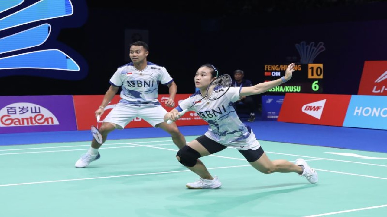 Arsip - Pasangan ganda campuran Indonesia Rehan Naufal Kusharjanto/Lisa Ayu Kusumawati saat berlaga di babak pertama China Masters 2023 di Shenzhen, China, Rabu (22/11/2023). (ANTARA/HO/PP PBSI)