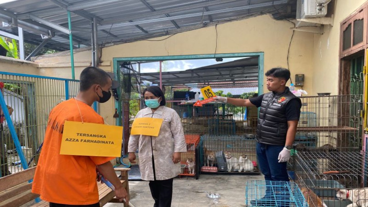 Proses rekonstruksi pembunuhan dua perempuan di shelter anjing di Kota Blitar, Jawa Timur, Jumat (19/1/2024). ANTARA/ HO-polisi