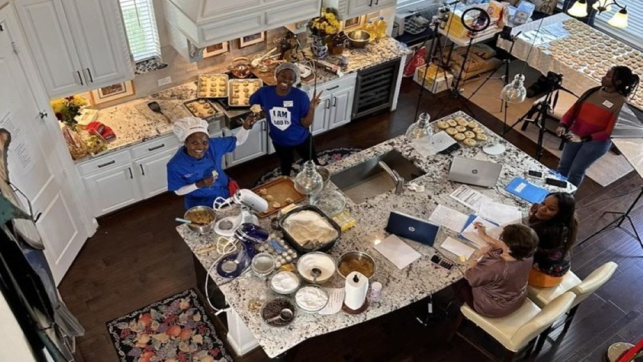 Mitchelle Handley menghabiskan hampir 55 jam untuk membuat camilan lezat sebagai upaya memecahkan rekor dunia. (Departemen Kepolisian Mansfield/Facebook via UPI)