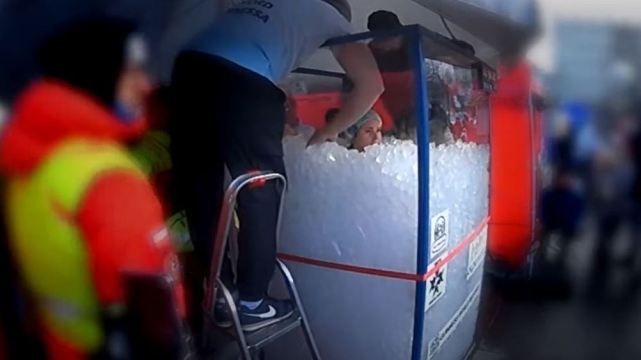 Wanita asal Polandia Katarzyna Jakubowska memecahkan rekor dunia guinness berendam di dalam es lebih dari 3 jam. (Tangkapan layar)