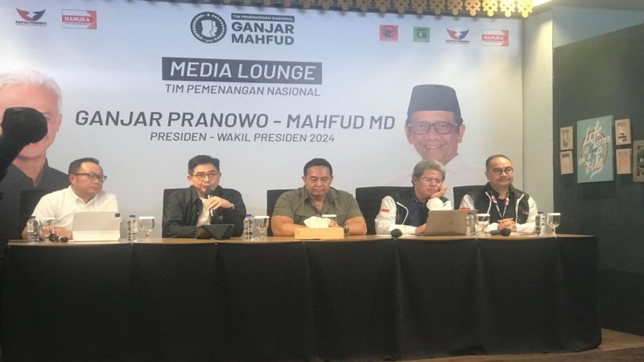 Konferensi pers respon kasus atas penganiayaan relawan Ganjar-Mahfud di Media Center TPN Jakarta, Senin (1/1/2024). (ANTARA/Devi Nindy)