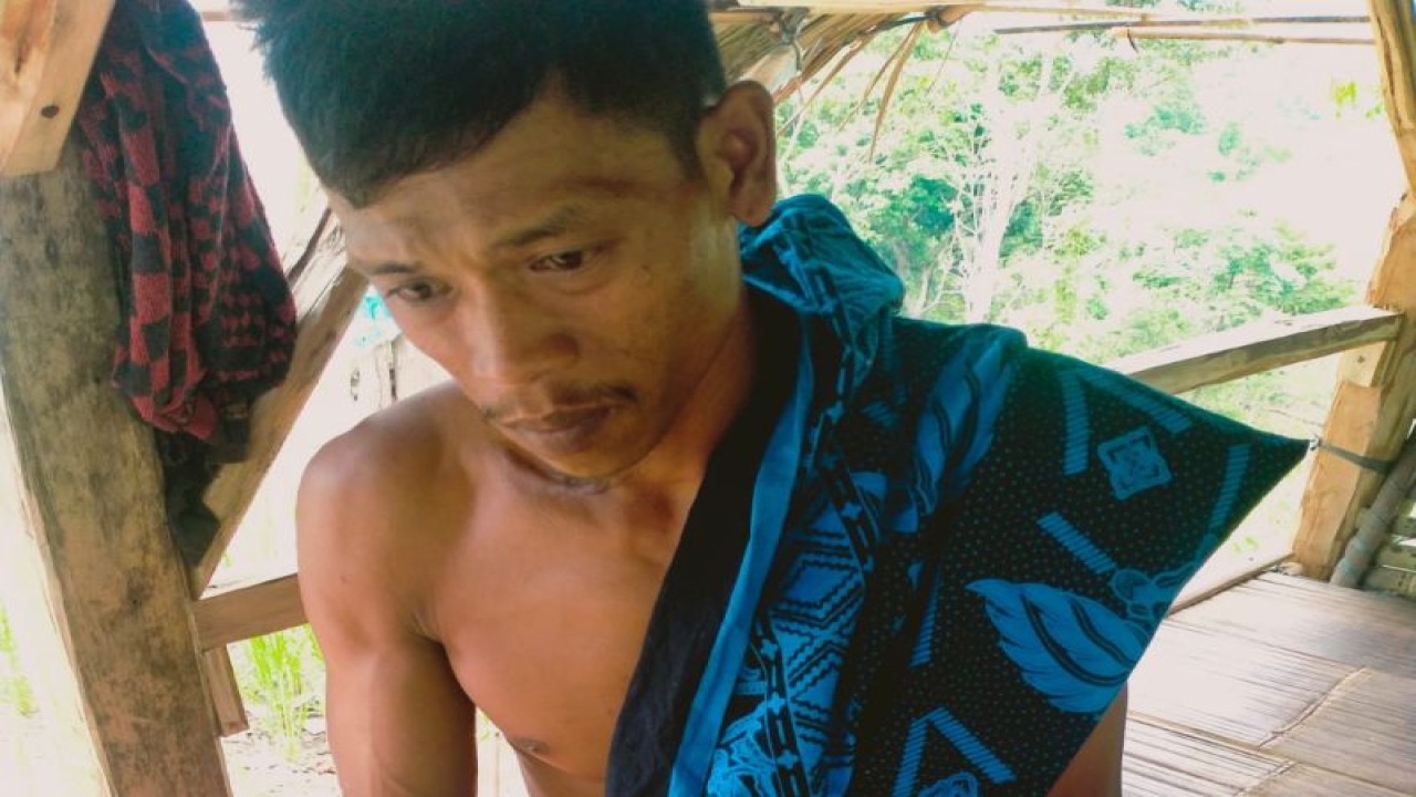 Warga Badui korban gigitan ular berbisa kini ditangani relawan untuk mendapatkan pengobatan sehingga korban tertolong jiwanya. (ANTARA/HO-Relawan)