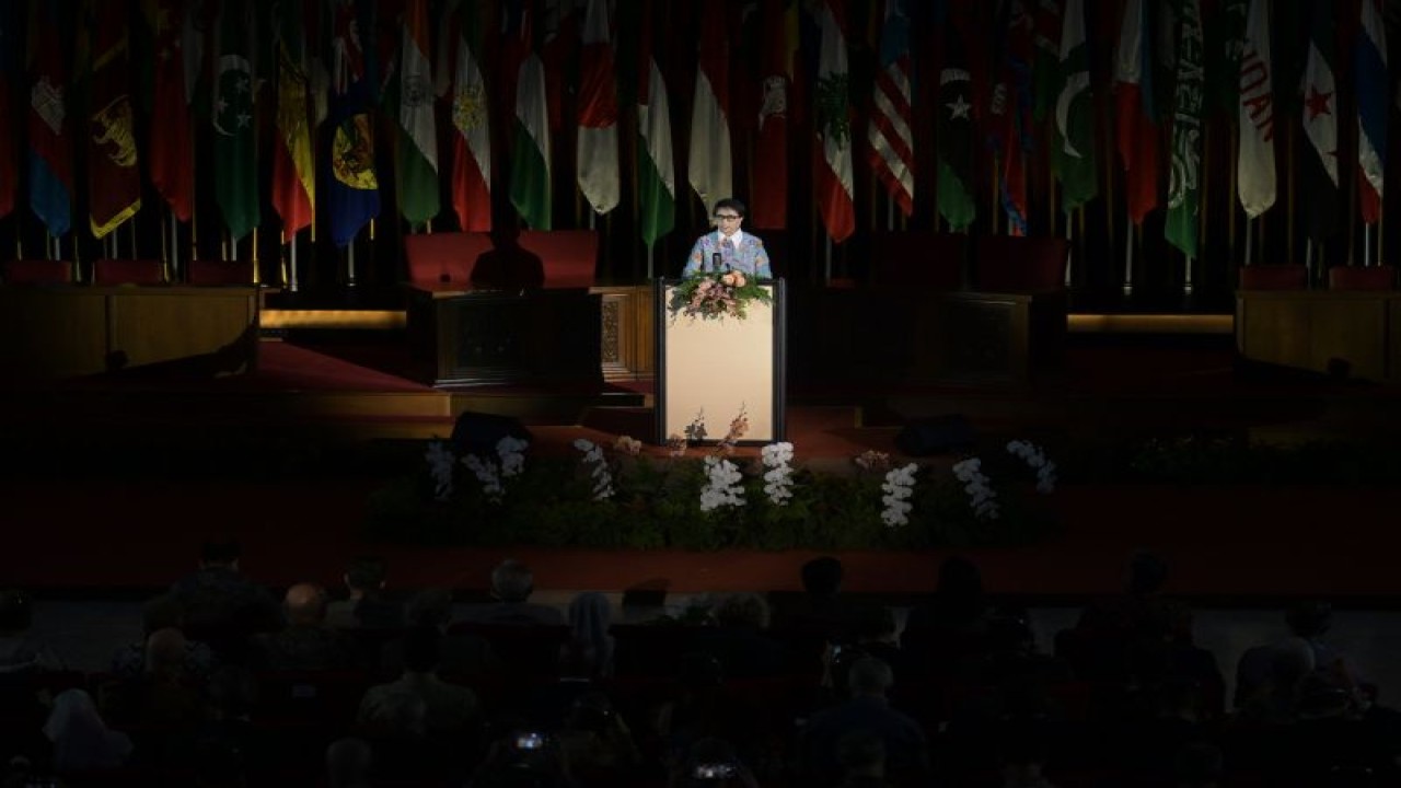 Menteri Luar Negeri Retno Marsudi menyampaikan Pernyataan Pers Tahunan Menteri Luar Negeri (PPTM 2024) di Gedung Merdeka, Bandung, Jawa Barat, pada Senin (8/1/2024). (ANTARA/HO-Kemlu RI)